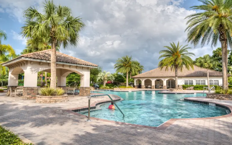 How to Budget for Vacation (and Avoid Tourist Scams)